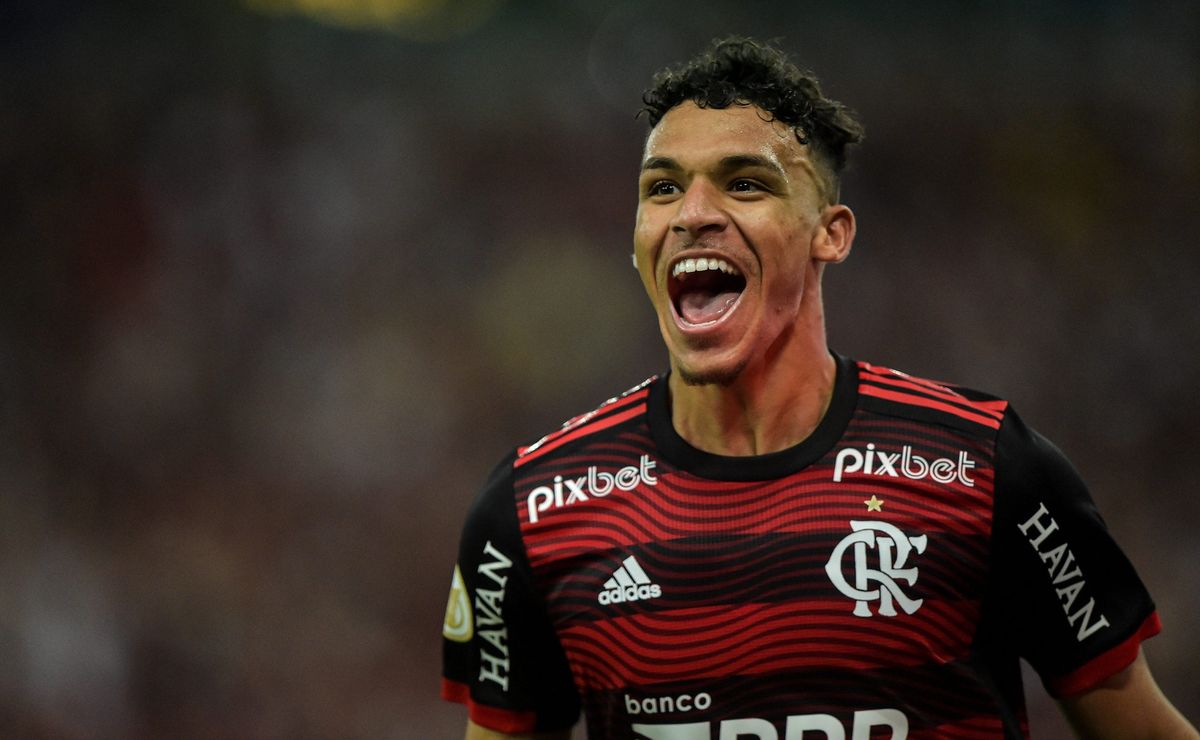 “Pode se tornar um...”; Victor Hugo chama atenção e craque do Flamengo projeta futuro da joia rubro-negra