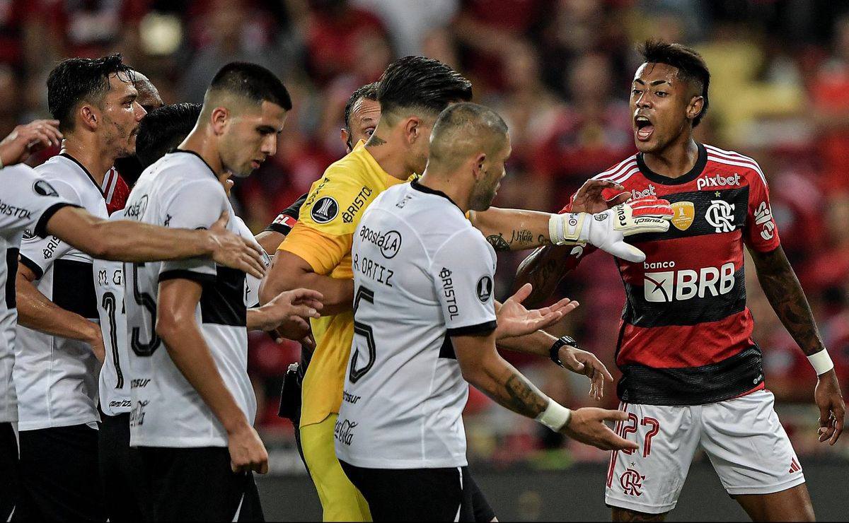 Briga com cadeiras, mesas, placas e garrafas: Situação LAMENTÁVEL é confirmada 14 dias após Olimpia x Flamengo