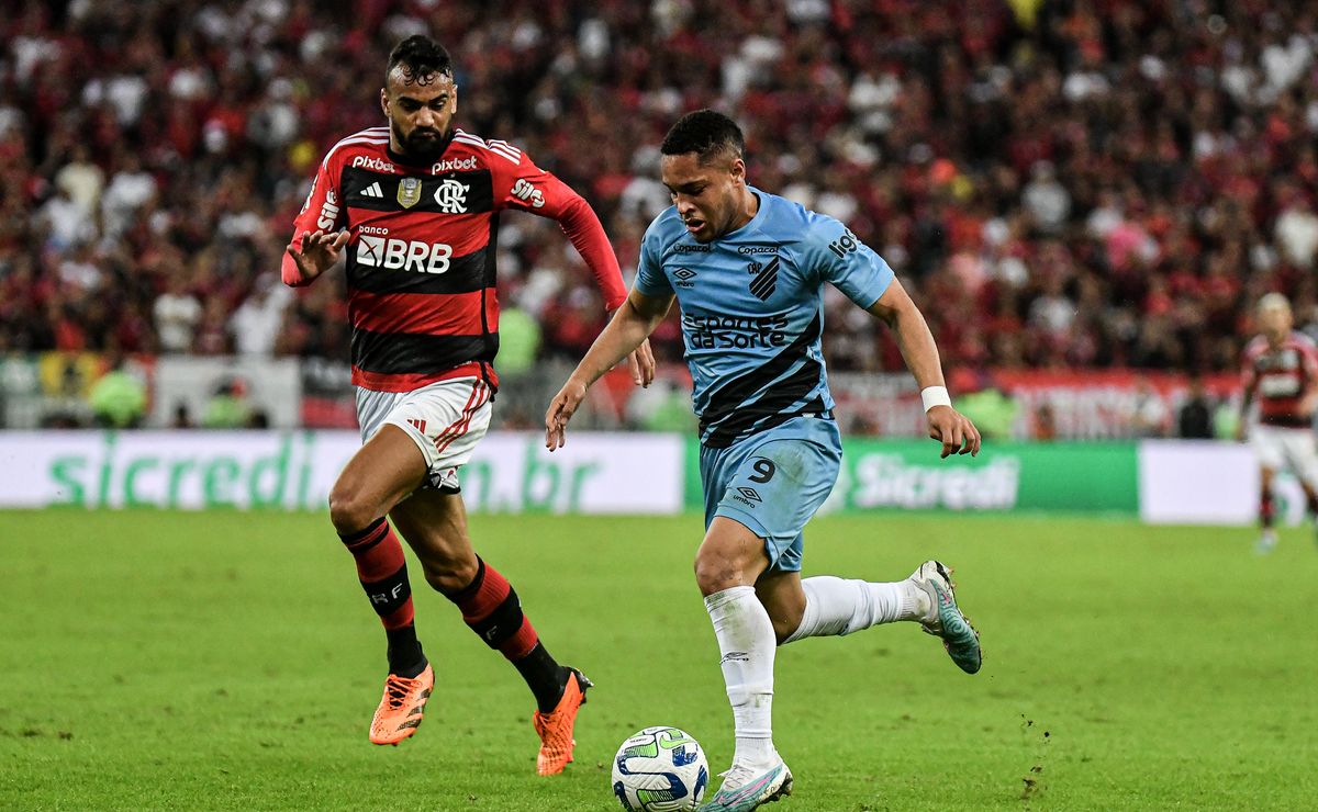 PR - Curitiba - 23/04/2022 - BRASILEIRO A 2022, ATHLETICO PR X FLAMENGO -  Vitinho jogador do Athletico-PR disputa lance com Isla jogador do Flamengo  durante partida no estadio Arena da Baixada