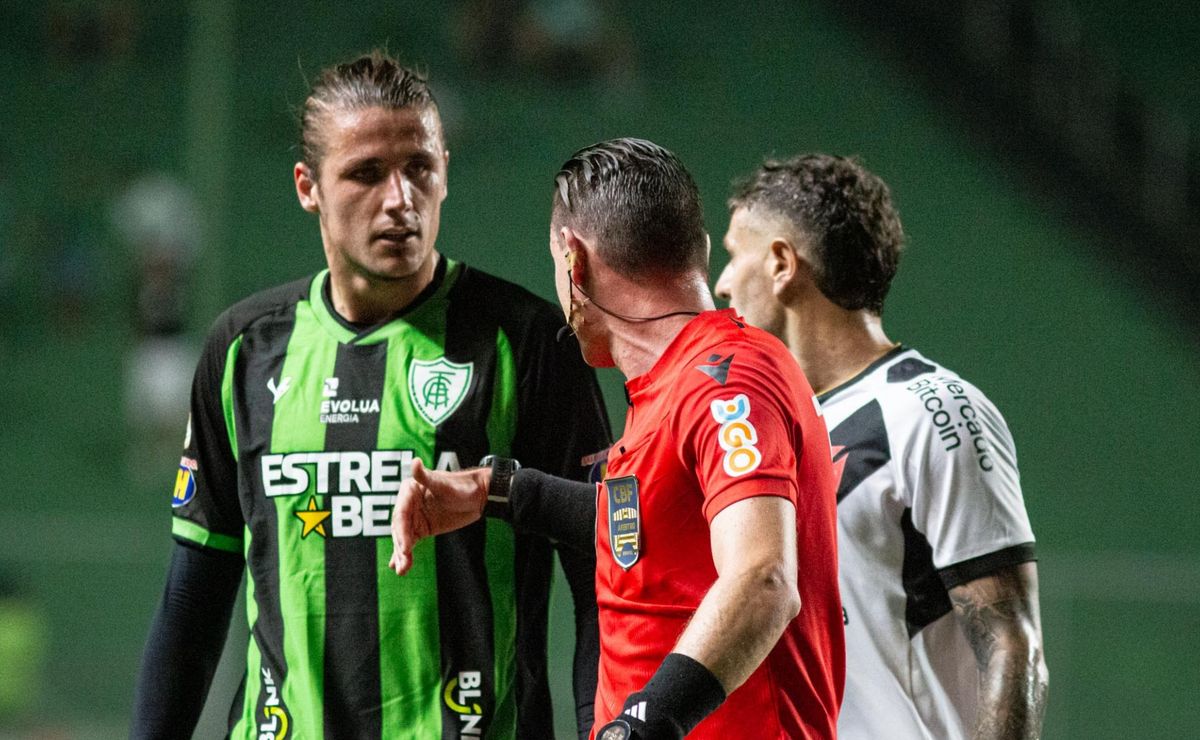 Após mandar no jogo, América tem zagueiro expulso e acaba batido pelo Vasco