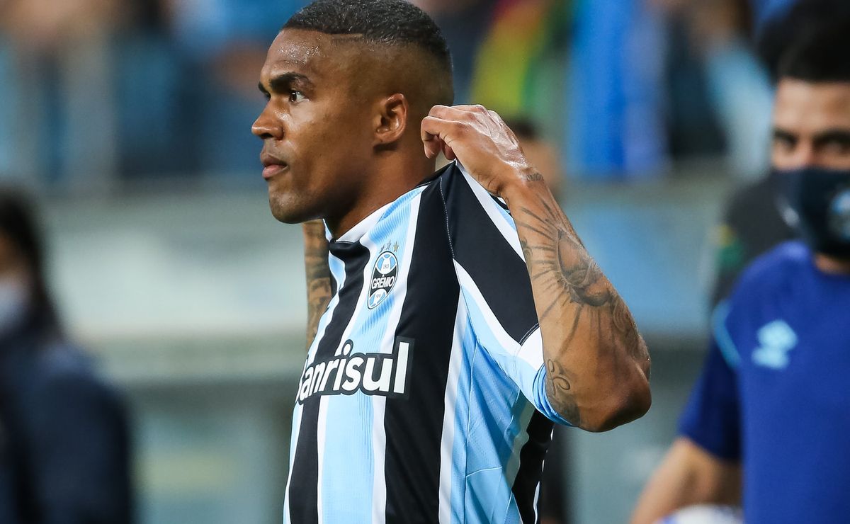 Douglas Costa aparece como oportunidade única no mercado para reforçar o Flamengo, que já foi desejo de Braz