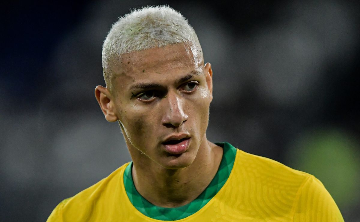 Richarlison conhece colegas de Tottenham e diz que parece um