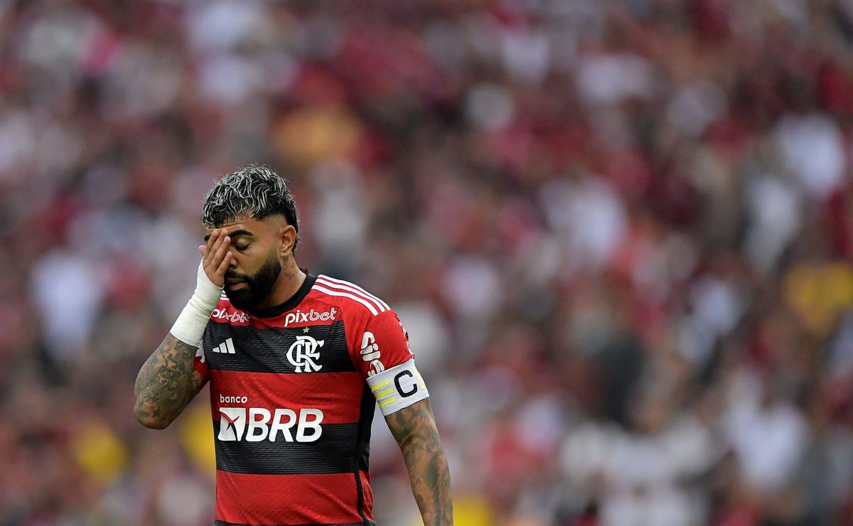 "A camisa 10 é pesada, não é facil"; Gabi 'sofre' na mão de ídolo do Flamengo pela 1ª vez desde que deixou a 9 pra trás