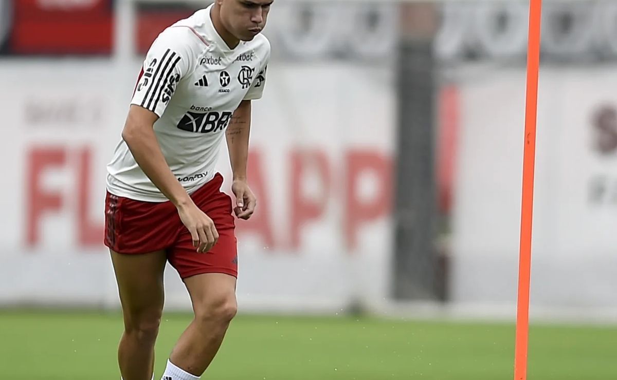 Flamengo inicia e divulga preparação do elenco visando o jogo contra o Santos, e torcida pede jogador como titular pra já