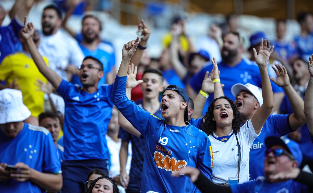 Torcida do Cruzeiro protesta no CT do clube e ameaça jogadores. Vídeo