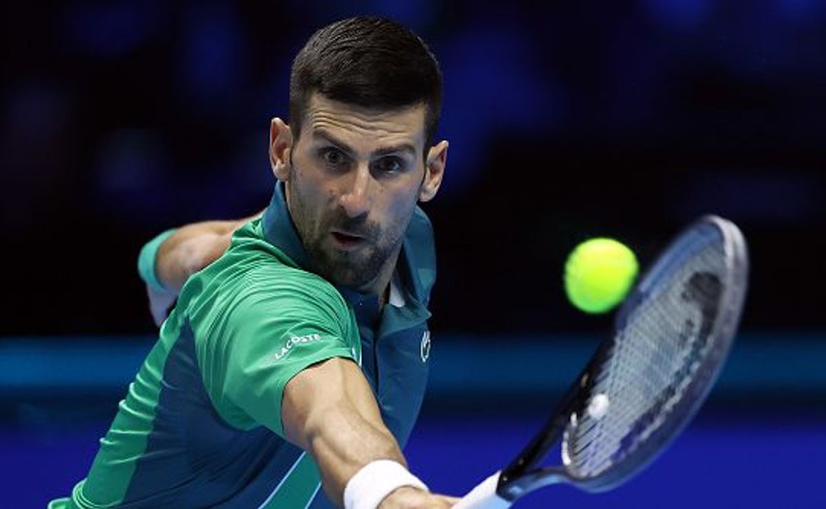 Jogo de Djokovic é interrompido por horário; sérvio cai sobre a rede e  sorri, tênis