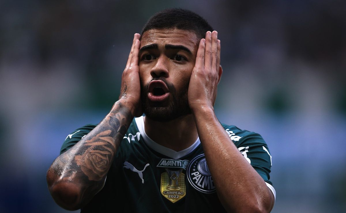 Bruno Tabata of Palmeiras leaves the field injured during a match News  Photo - Getty Images