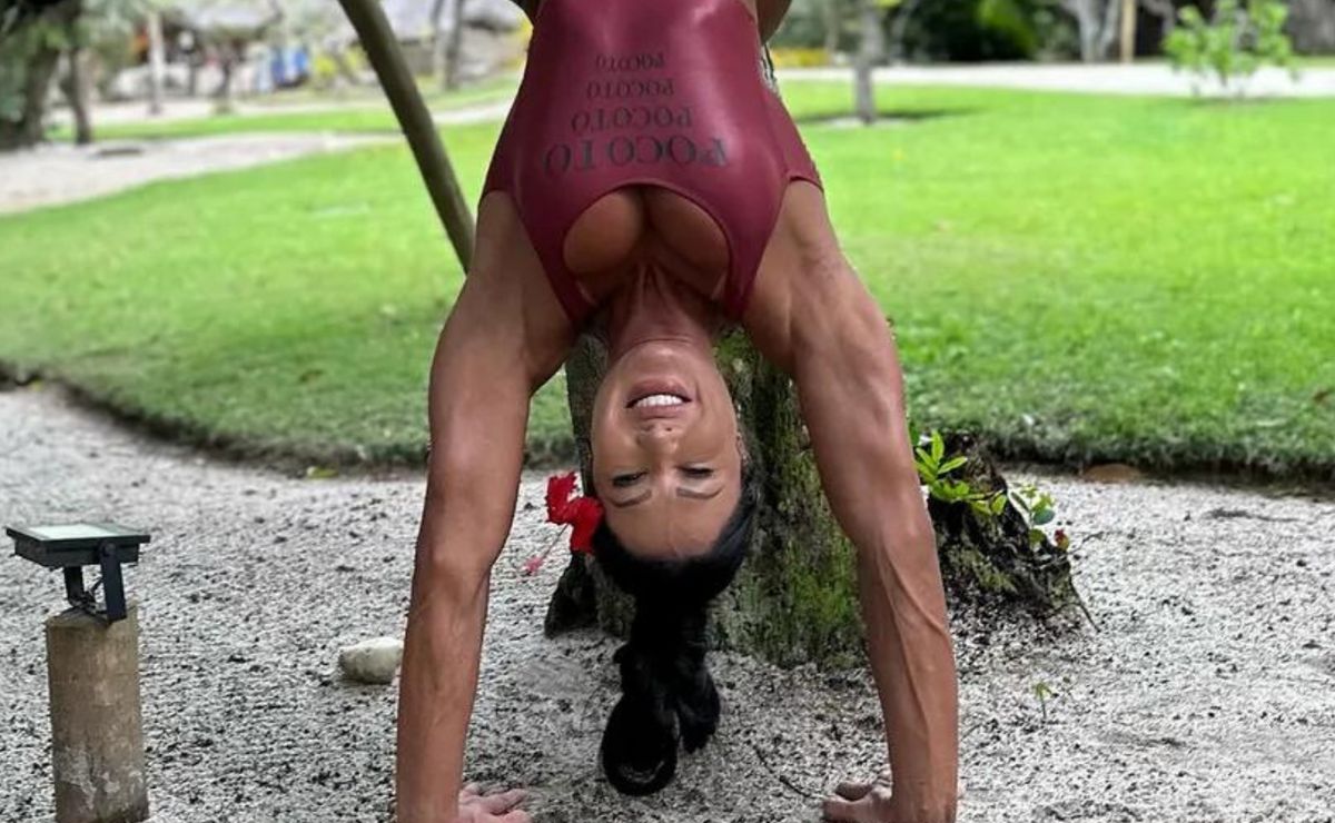 Influenciadora Gracyanne Barbosa compartilha cliques de dar inveja ao exibir toda a sua flexibilidade com espacate de ponta cabeça