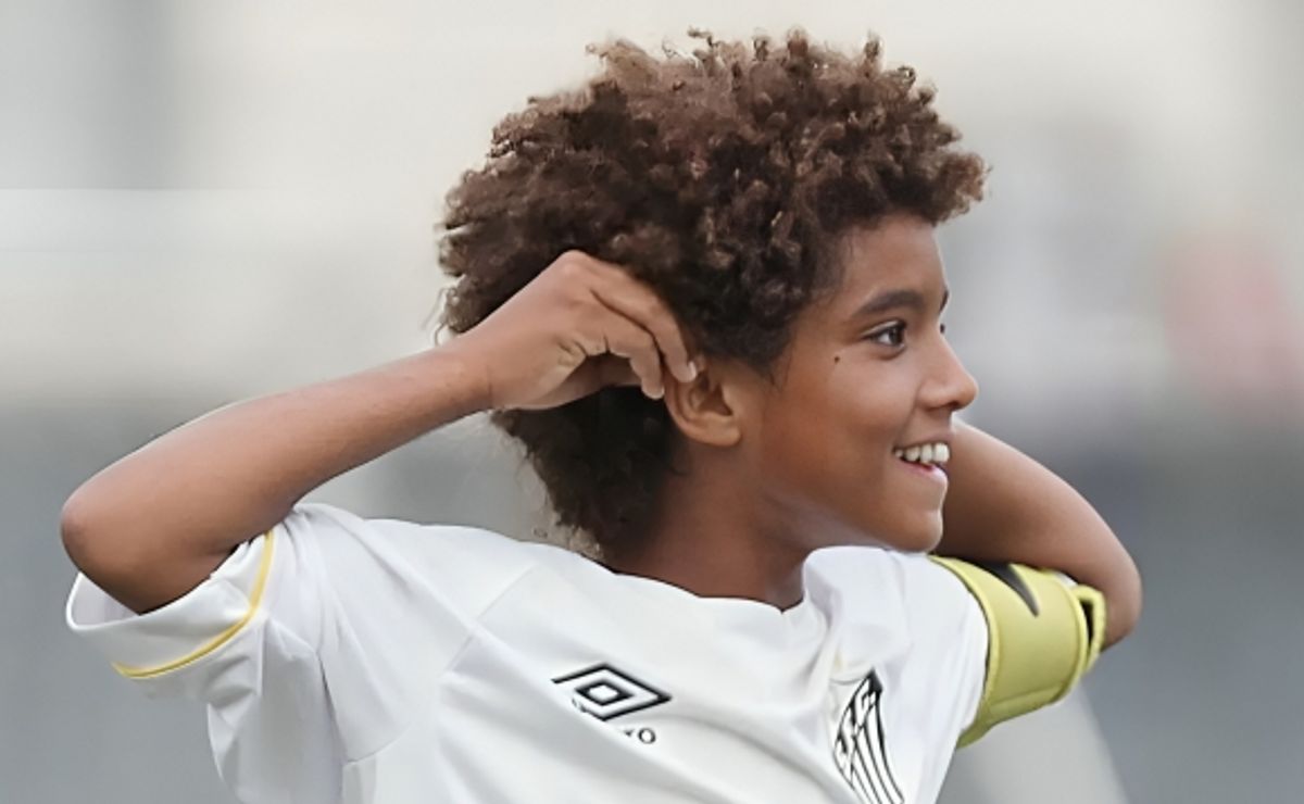 Kauan Basile, joia do Santos de 11 anos, faz golaço de costas; veja