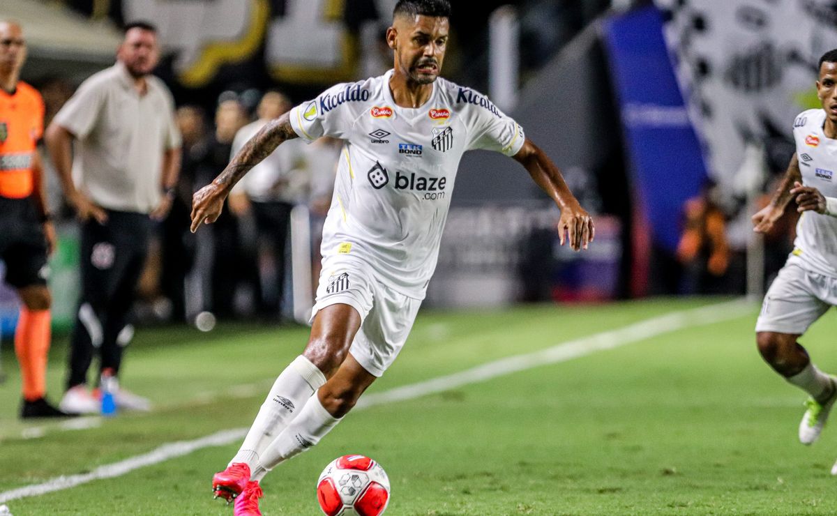 Aderlan realiza parte do treino, mas segue como dúvida no Santos