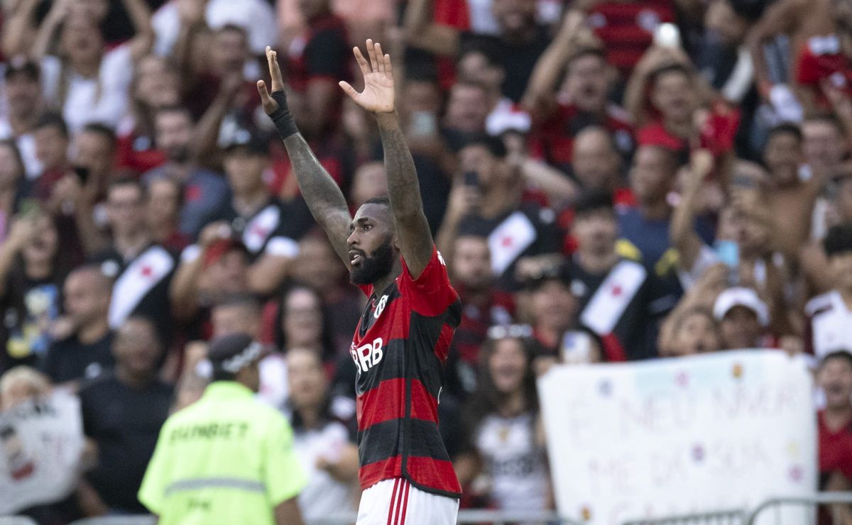 Torcida do Vasco não esquece do Flamengo em São Januário e canta: “Sábado é guerra”