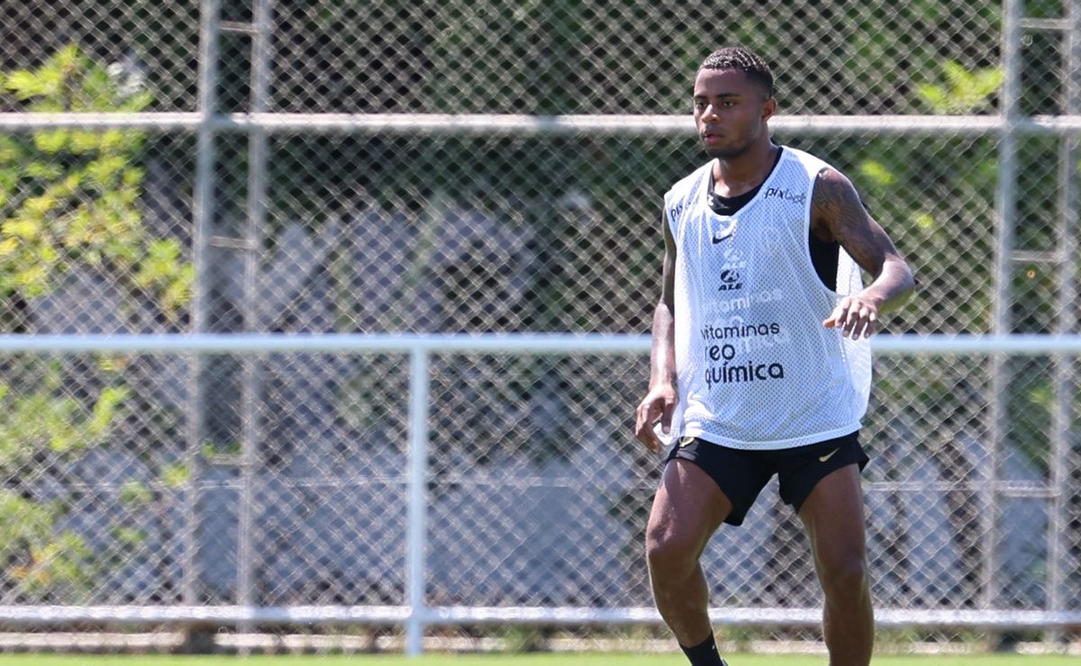 Palacios avança em recuperação após aparecer no CT do Corinthians