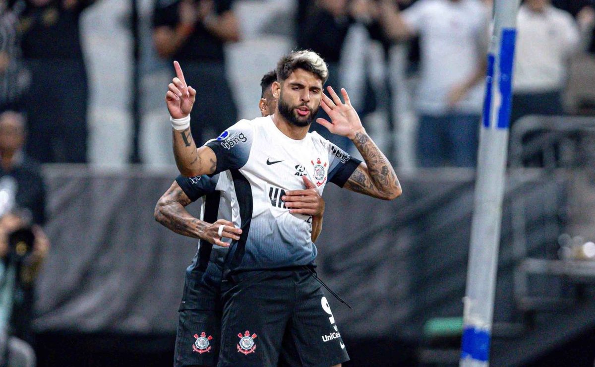 Yuri Alberto sai aplaudido após ser crucial na vitória do Corinthians sobre o Argentinos Juniors