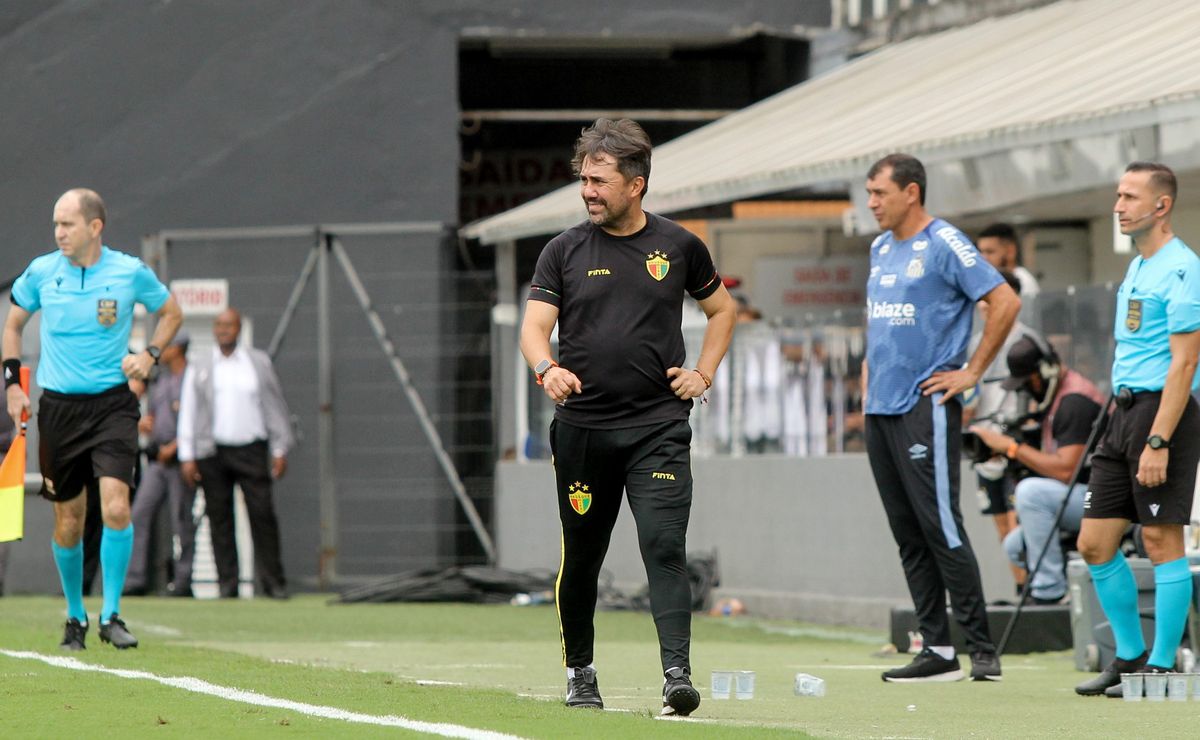 Técnico do Brusque, Luizinho Lopes faz análise curiosa sobre goleada do Santos