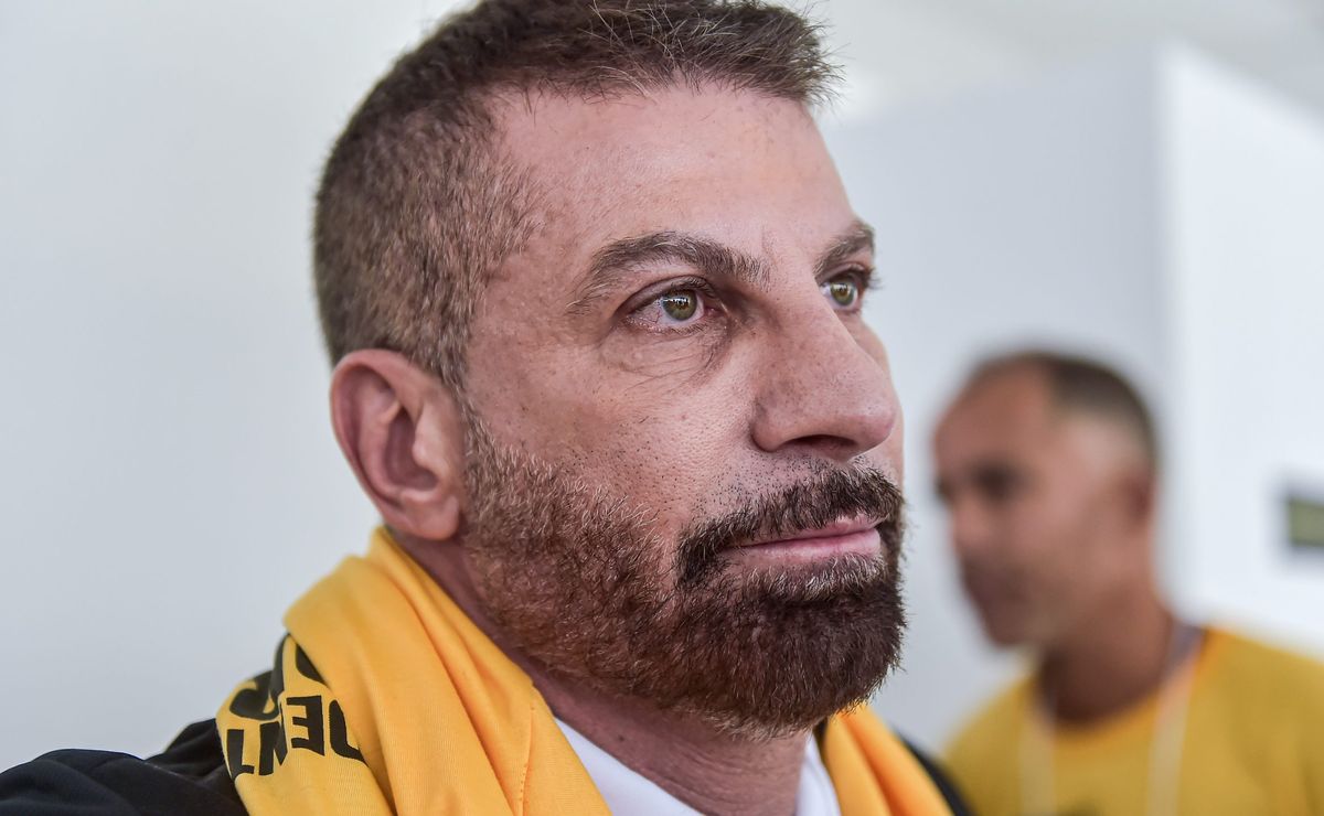 Revoltado, Pedrinho critica desempenho do time após goleada do Flamengo.