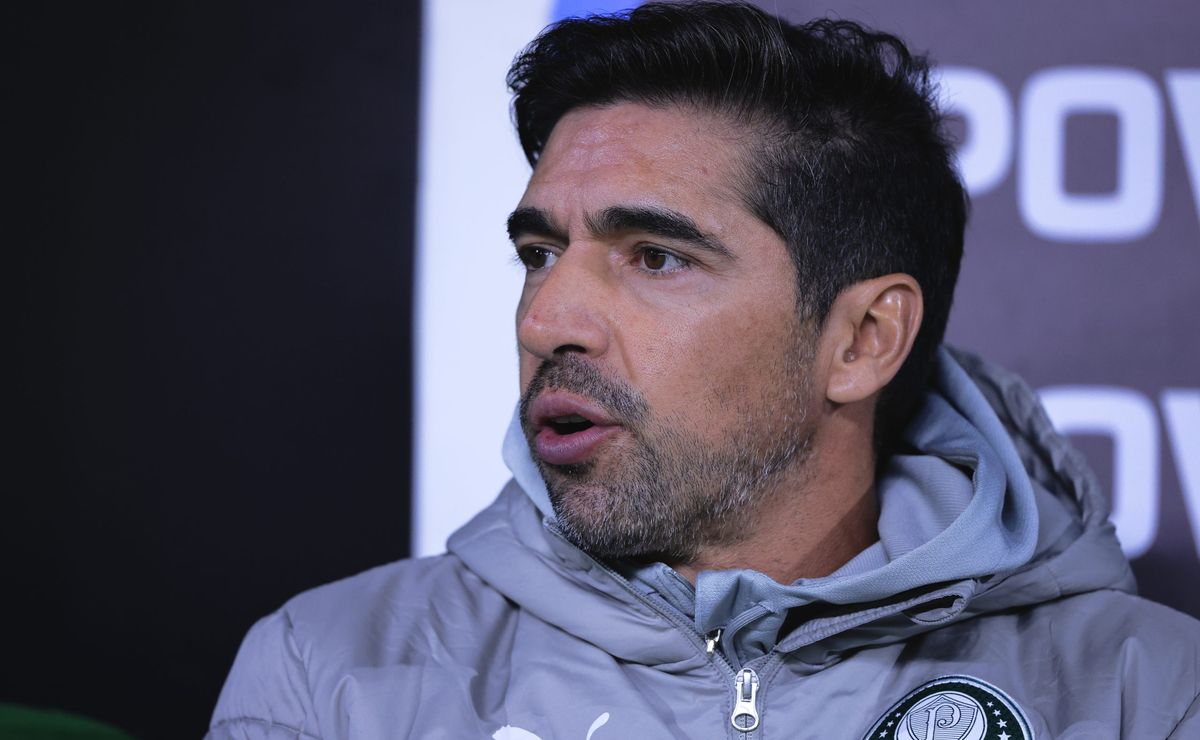 Palmeiras oferta R$ 31 milhões por Agustín Giay, aprovação de Abel Ferreira.