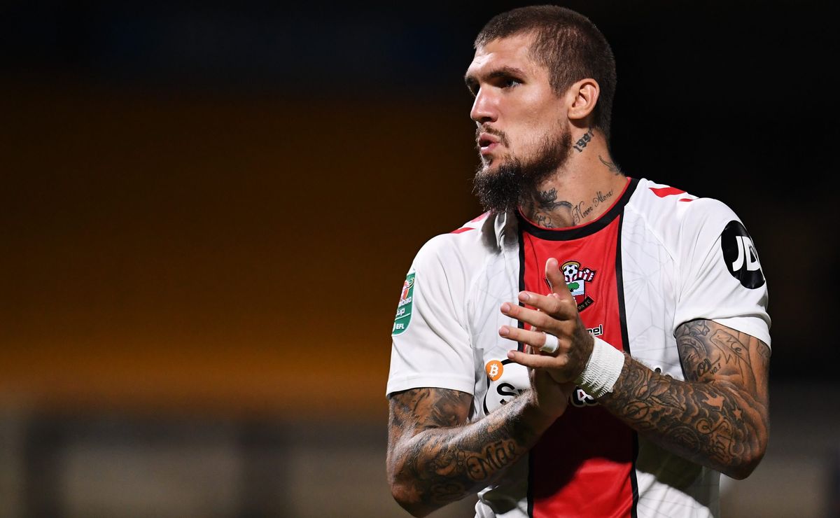 Lyanco recebe proposta para retorno ao Brasil e Palmeiras avalia contratação.