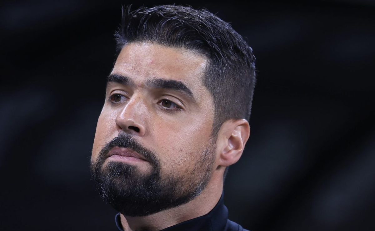 Santos atrasa e Corinthians contrata goleiro Walter para reforçar equipe.