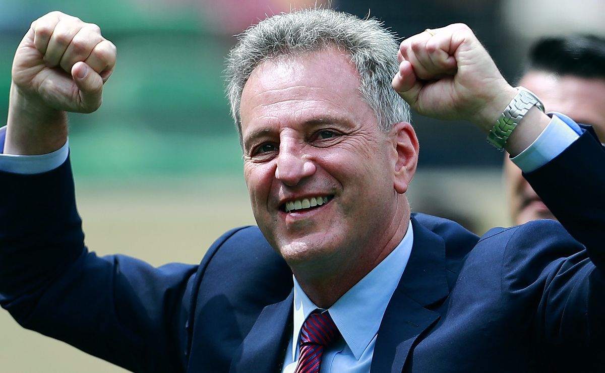 Corinthians auxilia Flamengo com R$ 115 milhões e torcida agradece online.