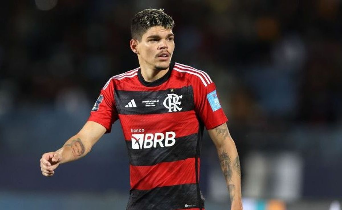 Ayrton Lucas se destaca no Flamengo e Tite traça plano para Léo Pereira