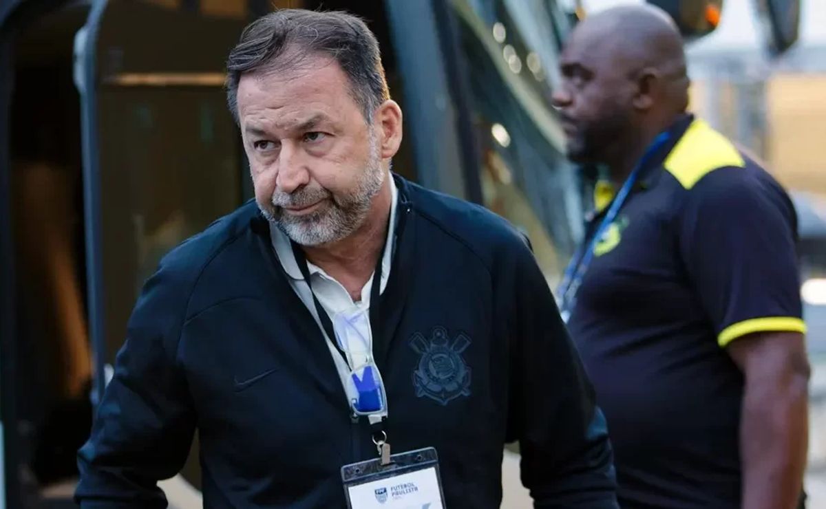 Augusto Melo se ausenta da imprensa em evento na prefeitura