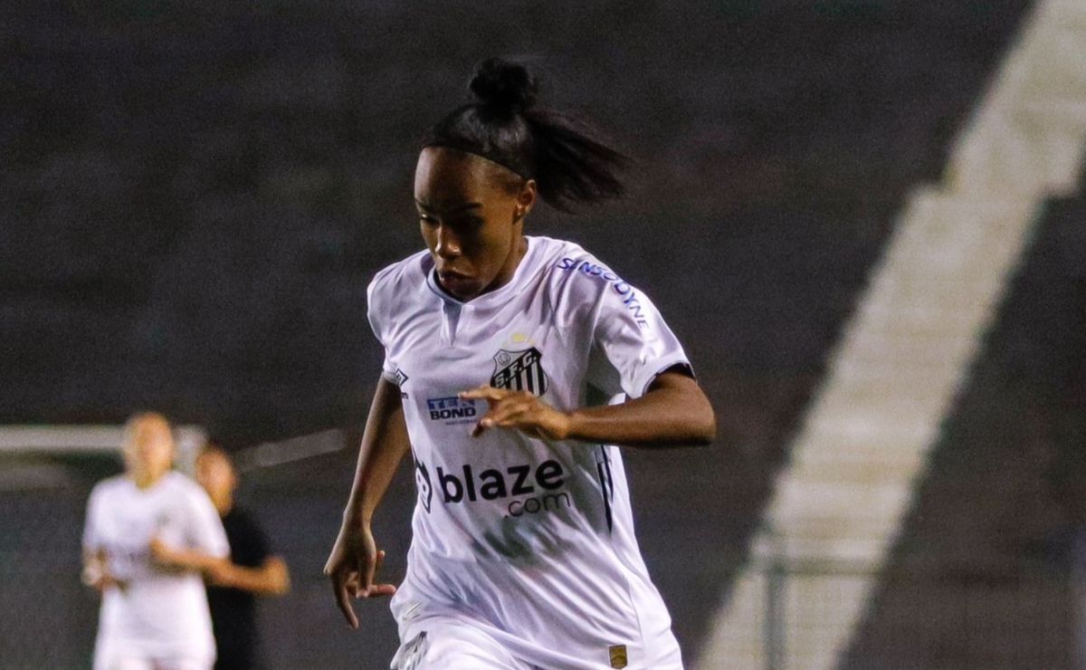 Paola celebra gol no empate do Santos Feminino contra o Corinthians no Paulistão.