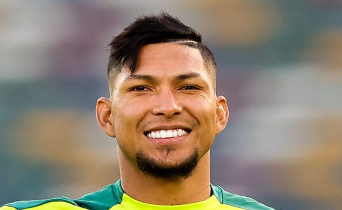 Rony desperdiça grande chance de gol durante jogo-treino do Palmeiras