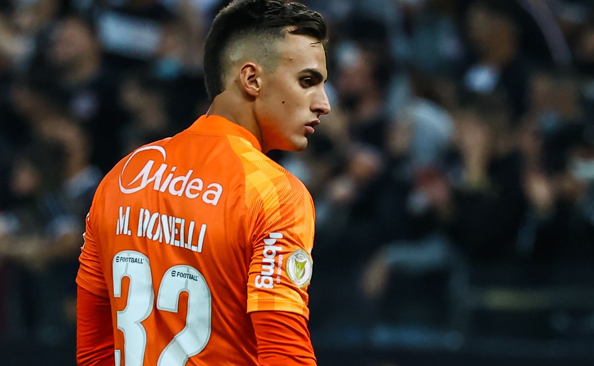 Donelli assume titularidade no gol do Corinthians após saída de Carlos Miguel.