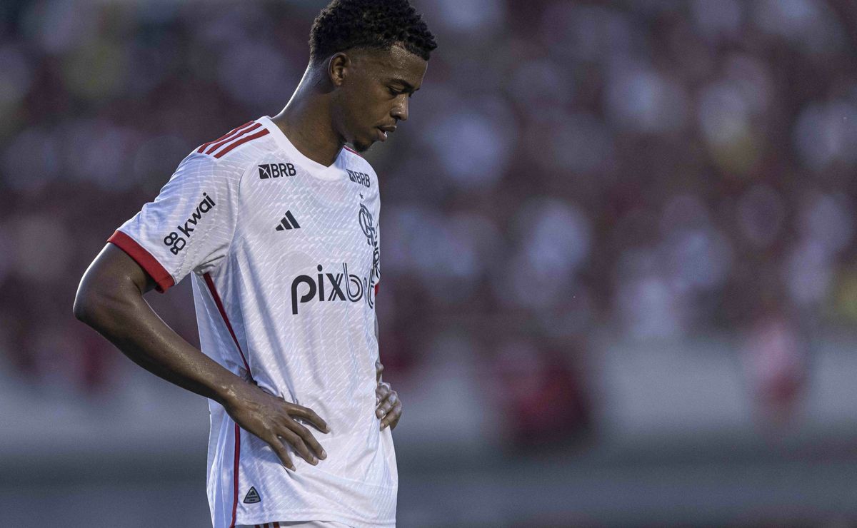 Desafios do Carlinhos no Flamengo: superação em meio a adversidades no futebol.