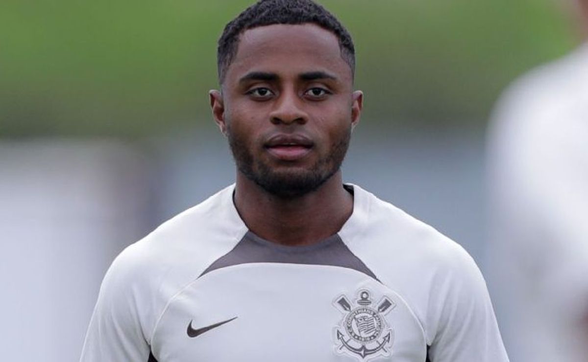 Palacios reforça o Corinthians em jogo contra o Atlético/GO e chama atenção de Hugo