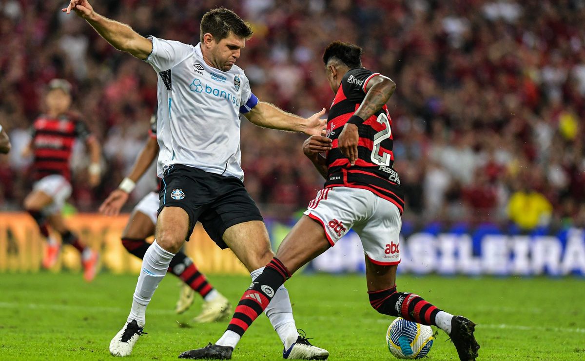 Var analisa lance e não detecta contato em pênalti anulado a Bruno Henrique.