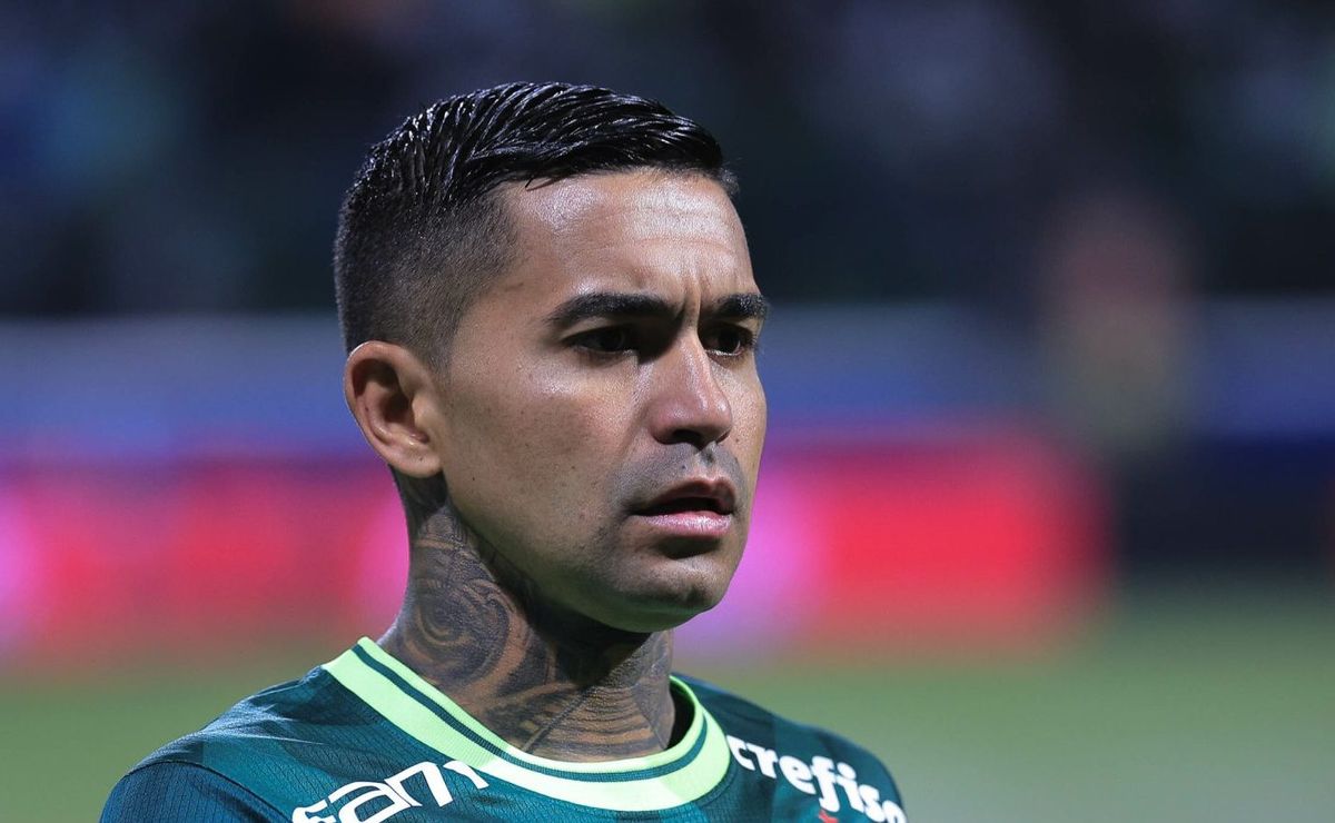 Dudu solicita transferência para o Cruzeiro visando aumento salarial no novo clube.