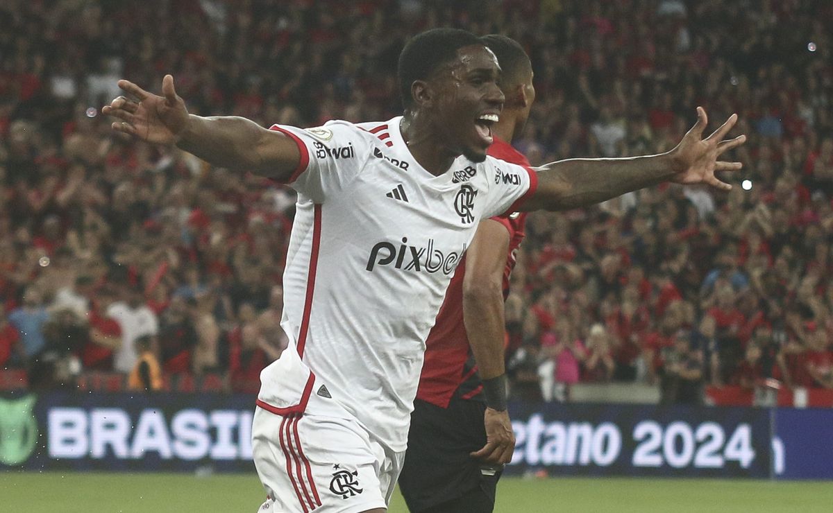 Evertton Araújo: Herói do Flamengo na partida e adorado pela torcida.