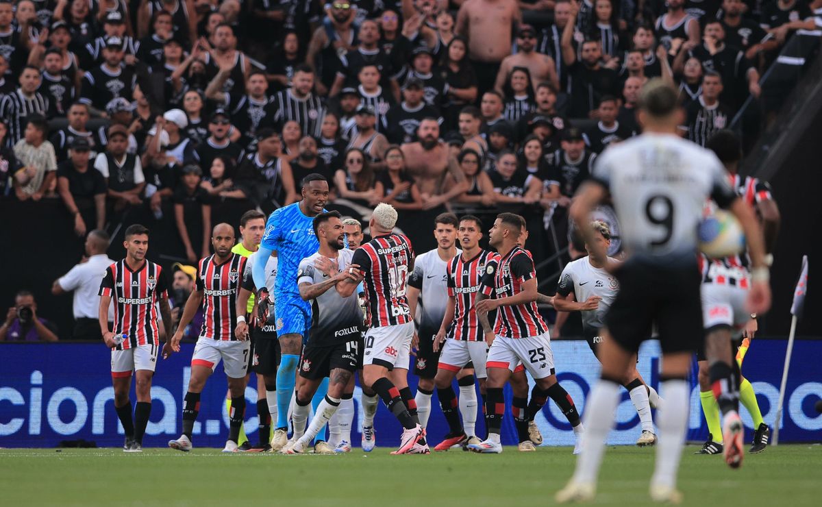 São-Paulinos pedem expulsão do goleiro do Corinthians em clássico disputado.