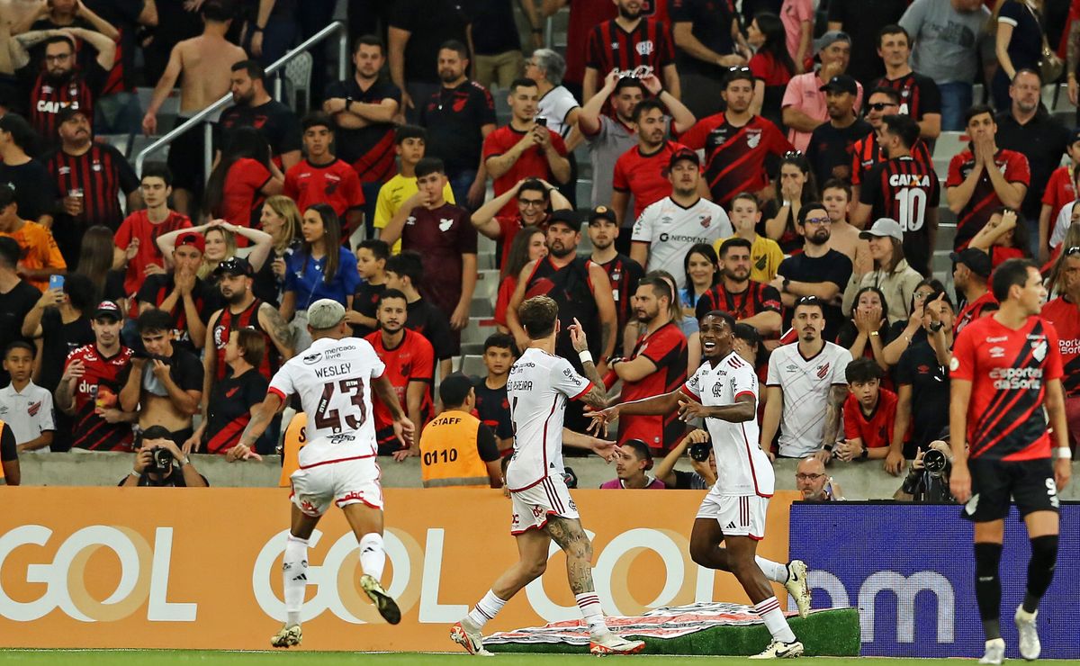 Flamengo arranca empate nos acréscimos contra Athletico-PR no Brasileirão