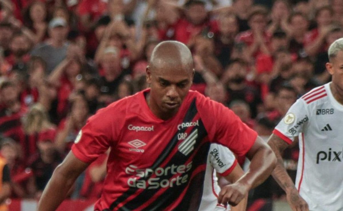 Fernandinho, do Athletico, critica arbitragem contra o Flamengo: "Algumas decisões deixam a desejar"