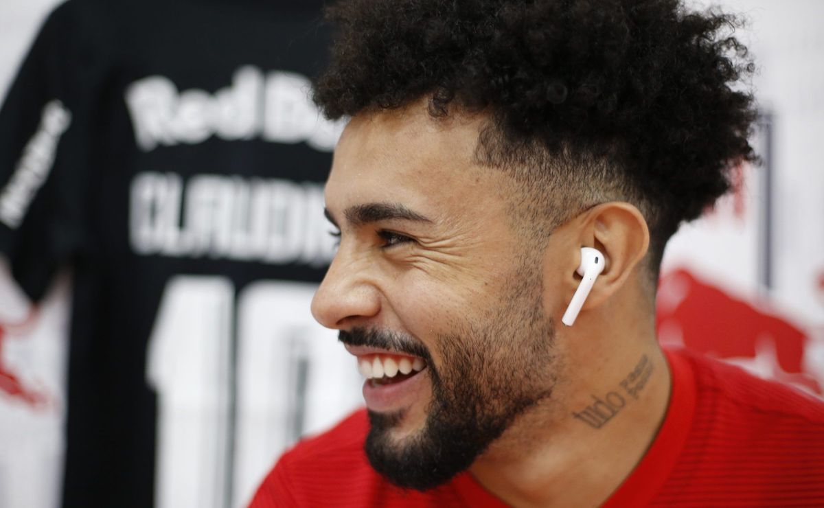 Opção Profissional: Arábia saudita manifesta interesse em contratar Claudinho do Flamengo.