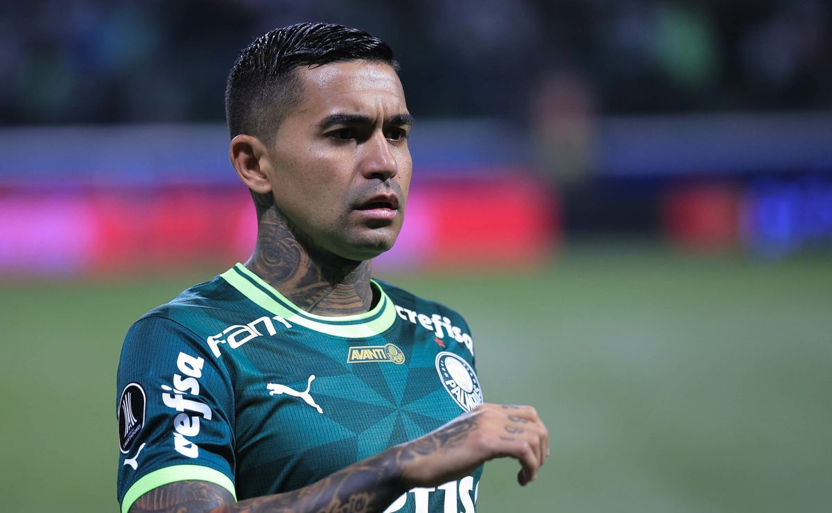 Dirigente do Flamengo confirma interesse em Dudu, atacante do Palmeiras.