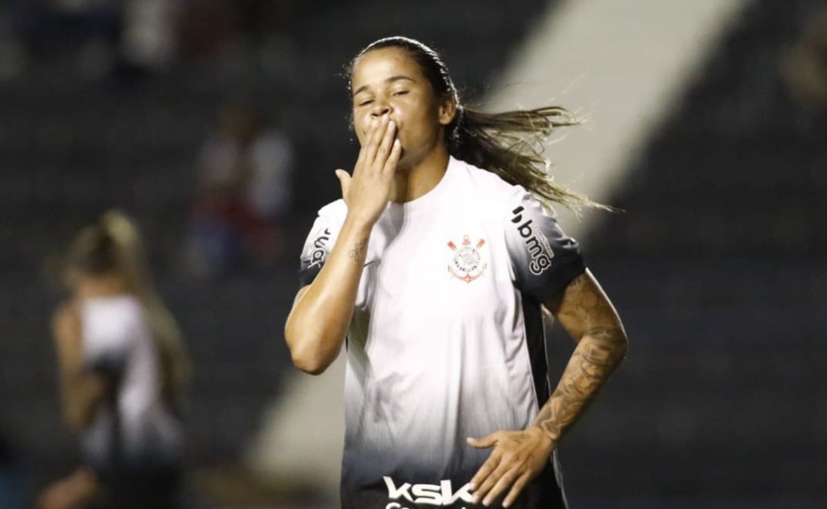 Corinthians goleia Bragantino e mantém campanha impecável no Brasileirão Feminino.