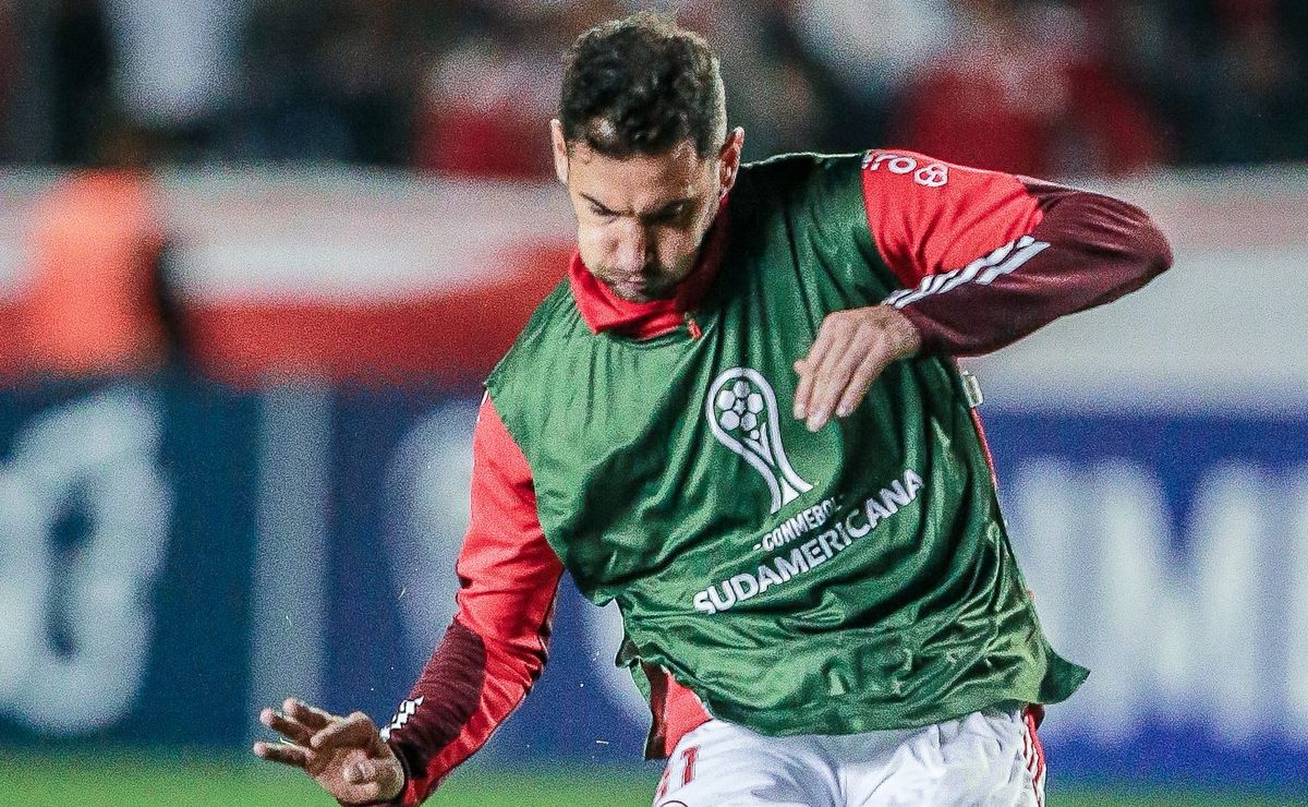 Alario comete gafe em símbolo do Corinthians em partida do Internacional.