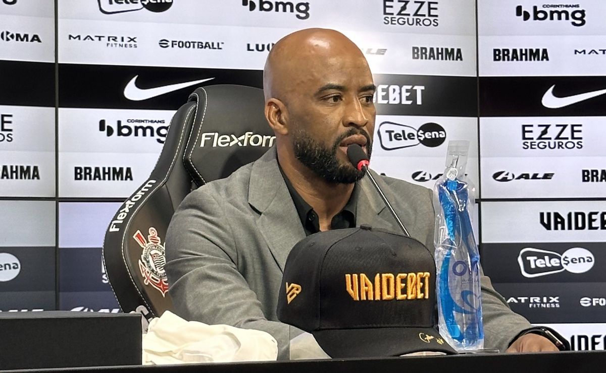 Gerente ex-Flamengo acerta com o Corinthians a pedido de Fabinho Soldado.
