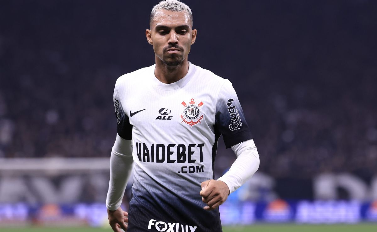 Matheuzinho vira alvo da torcida em derrota do Corinthians; lance inusitado chama atenção