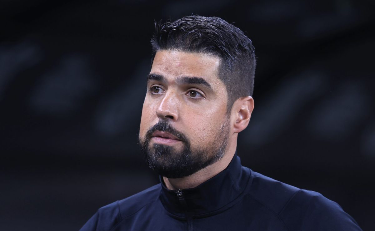 Corinthians pressiona António Oliveira, mas treinador mantém controle sobre futuro na equipe.