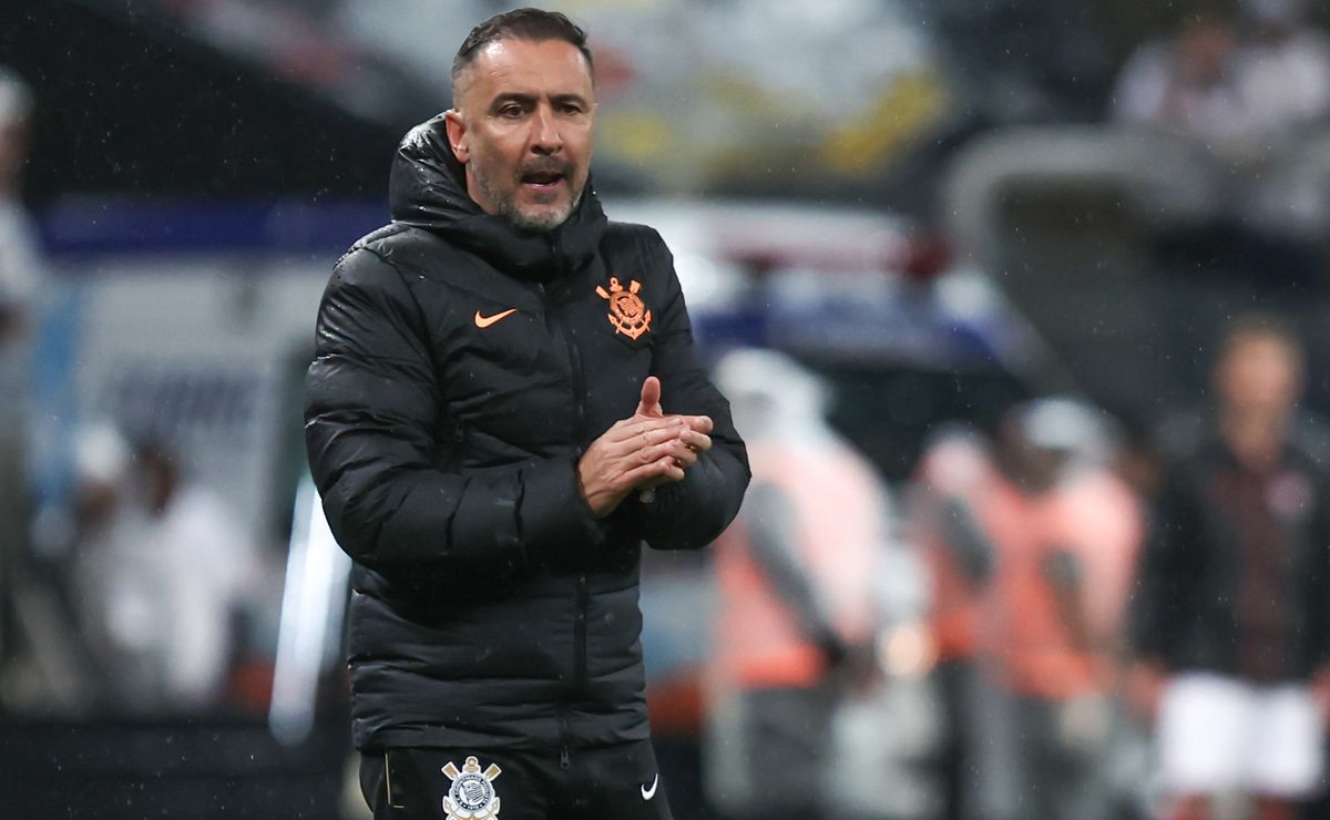 Victor Pereira renova contrato com Al-Shabab após passagem pelo Corinthians.