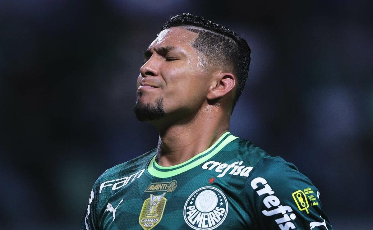 Rony marca gol, mas torcida palmeirense alega que qualquer jogador faria.