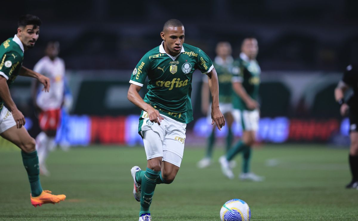 Jhon Jhon recebe oportunidade e Palmeiras mantém jogador no elenco.