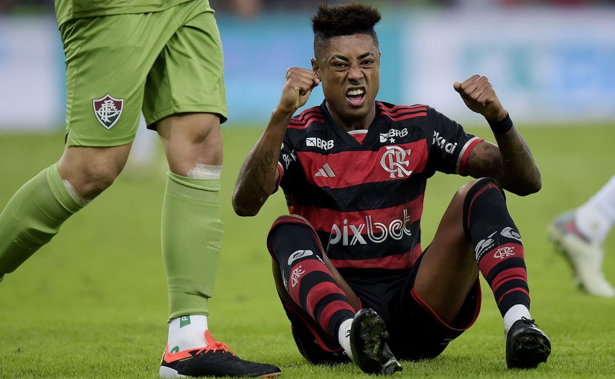 Ex-árbitro reprova pênalti a favor do Flamengo em Bruno Henrique: "Está difícil"