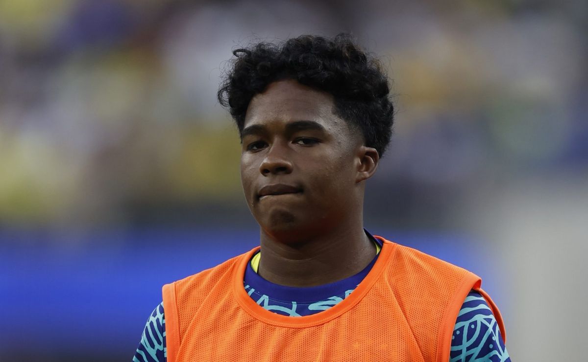 Endrick no banco de reservas gera questionamentos entre torcedores e especialistas.