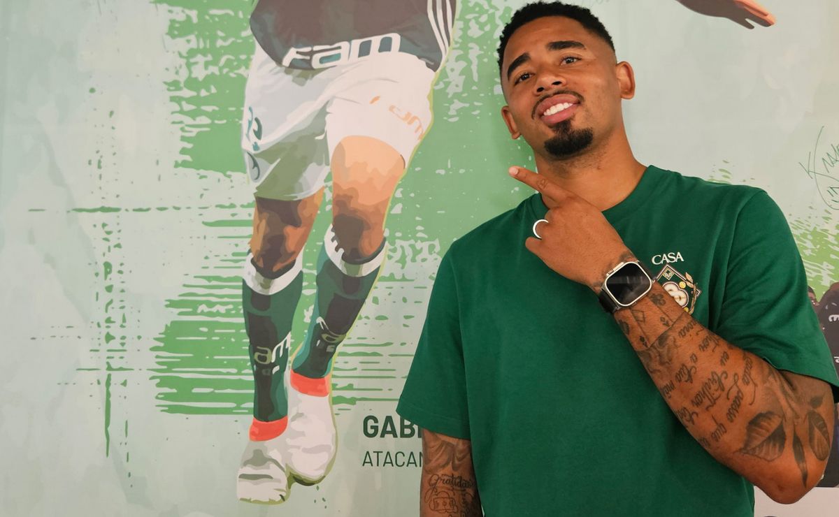 Gabriel Jesus saúda o Palmeiras após retorno ao Brasil.