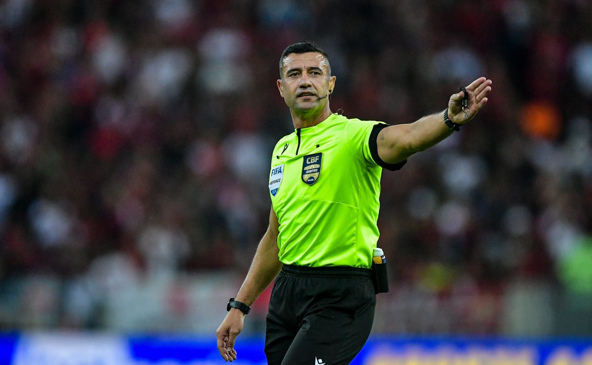 Árbitro Bráulio da Silva Machado irrita torcida do Flamengo com decisões controversas.